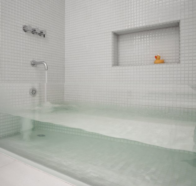 Clear bathtub. Want.