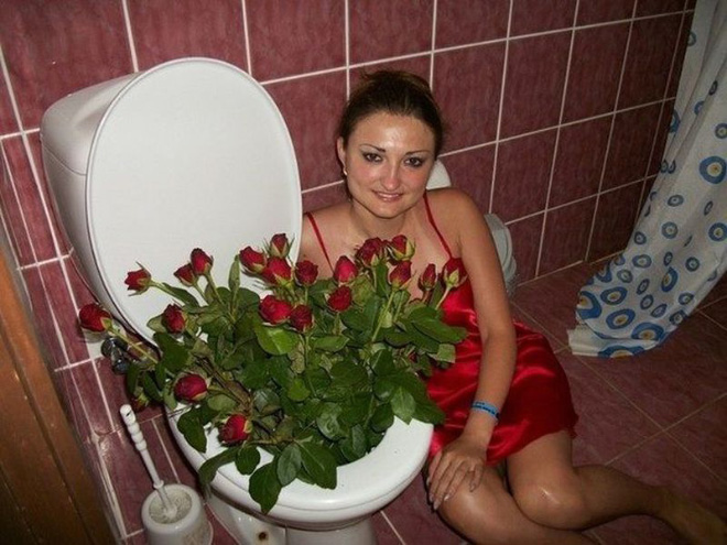 wtf roses toilet - 0 0 Ooo