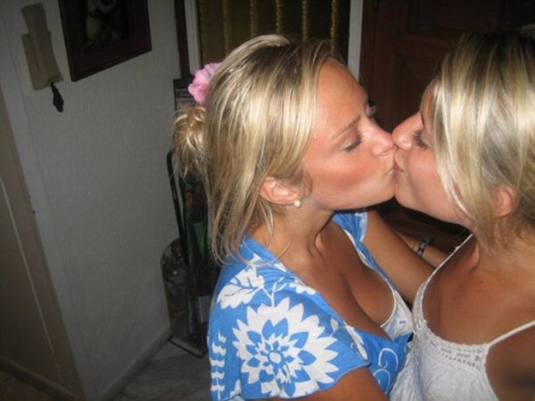 Sexy Girls Making out.