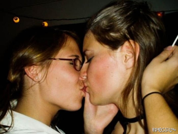 Girls Kiss Eachother