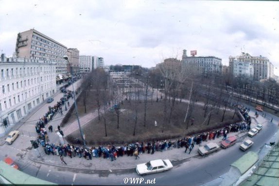 30,000 Queue  to Russia's first McDonald's in Moscow, which opened January 31, 1990