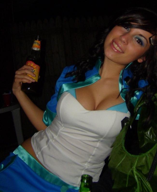 Cleavage Babe Gallery