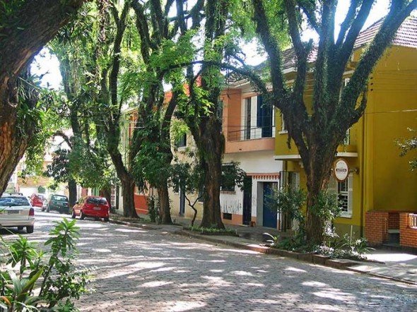 This gorgeous green street is the Rua Gonçalo de Carvalho in Porto Alegre, Brasil, and is declared historical heritage.