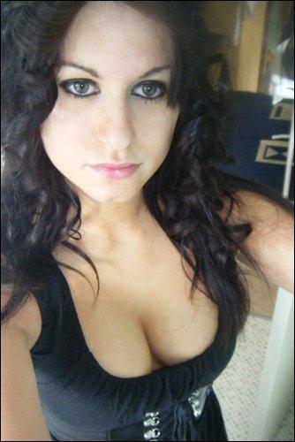 Girls With Nice Cleavage