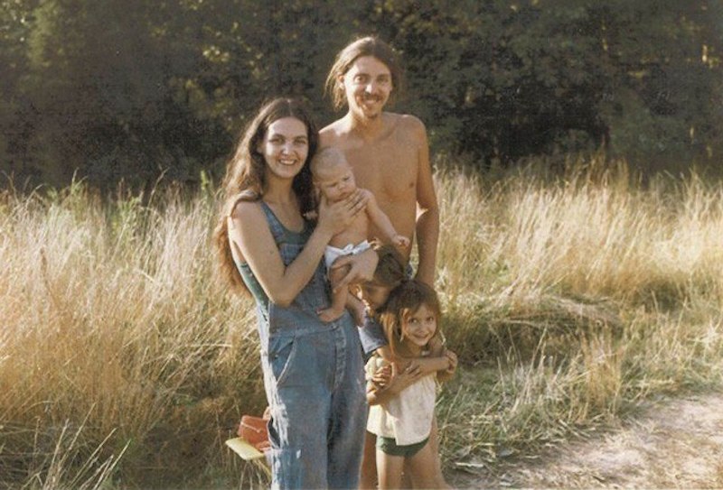 33 Pictures of Early Hippy Organic Culture Living Off the Grid