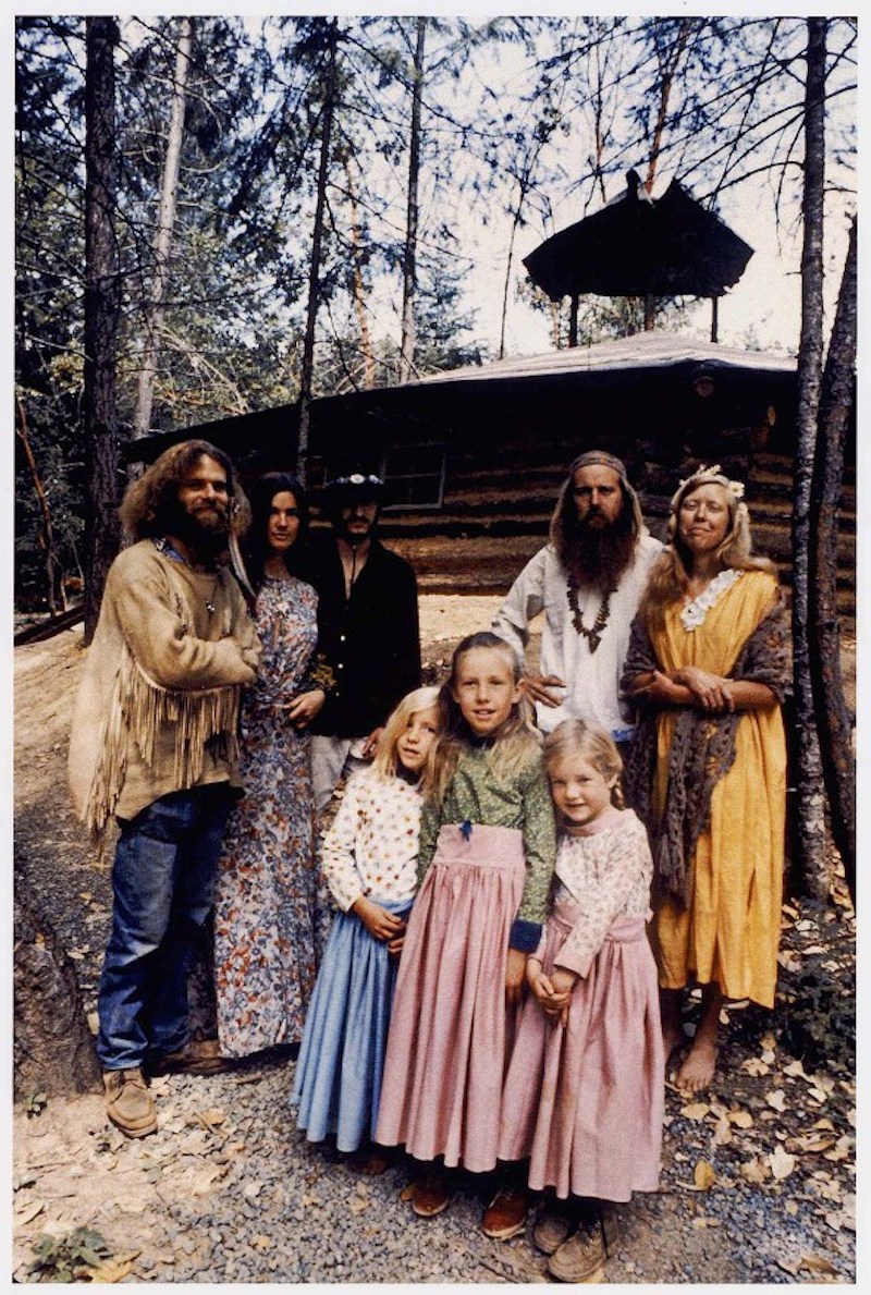 33 Pictures of Early Hippy Organic Culture Living Off the Grid