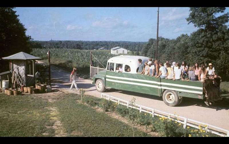 33 Pictures of Early Hippy Organic Culture Living Off the Grid