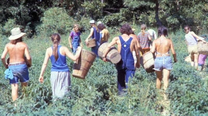 33 Pictures of Early Hippy Organic Culture Living Off the Grid