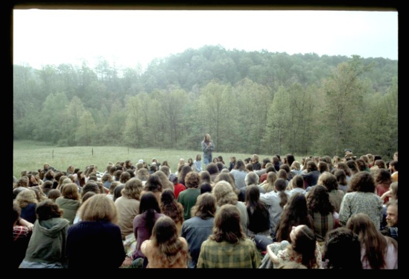 33 Pictures of Early Hippy Organic Culture Living Off the Grid