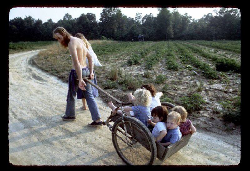 33 Pictures of Early Hippy Organic Culture Living Off the Grid