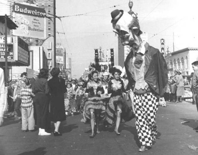 23 Creepy Vintage Mardi Gras Photos That Are Chilling