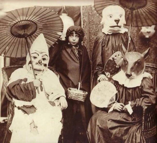23 Creepy Vintage Mardi Gras Photos That Are Chilling