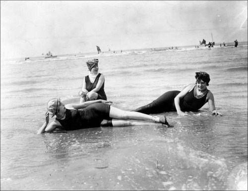 35 Pictures Of What It Was Like To Go To The Beach 100 years ago
