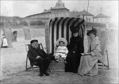 35 Pictures Of What It Was Like To Go To The Beach 100 years ago
