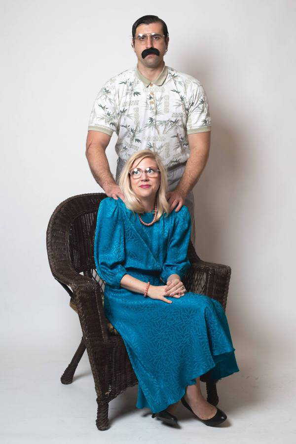 A couple’s amazingly awkward engagement photos show us all what love’s about