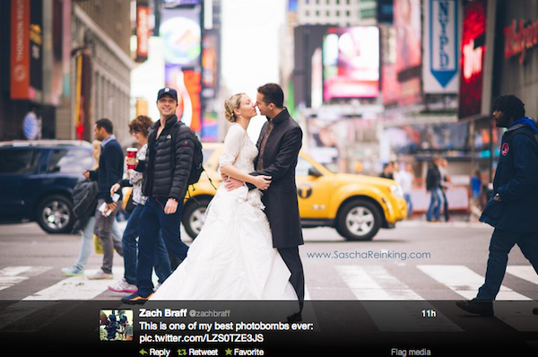 Zack Braff photobombs NYC newlyweds