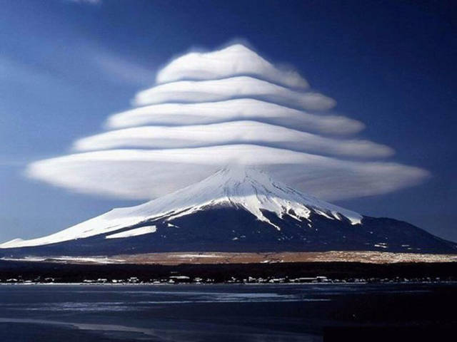 mount fuji smoke