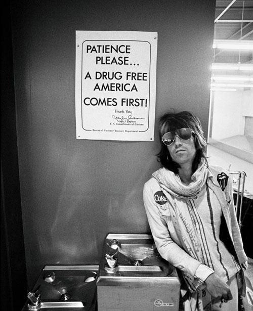 Keith Richards posing at US Customs in 1972
