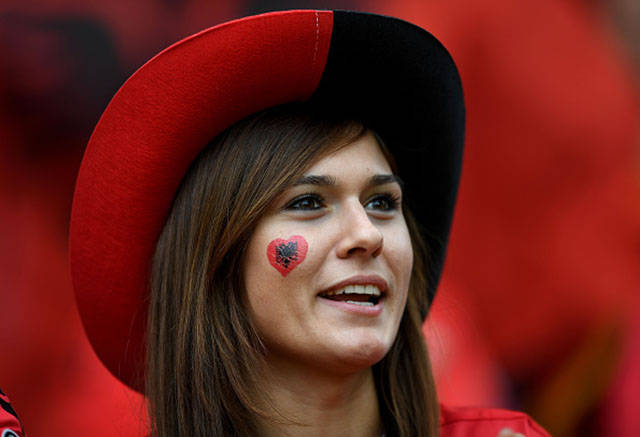 32 Hottest Female Football Fans -