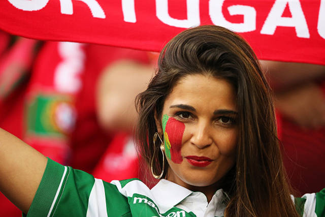 32 Hottest Female Football Fans -