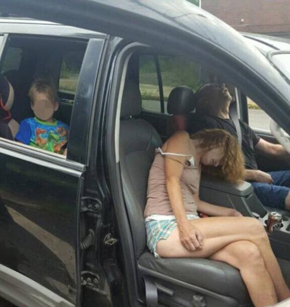 These photos were taken by an off duty police officer from East Liverpool, Ohio who was tailing a suspicious car. After the vehicle stopped, the police officer pulled up closer and saw this. Two parents passed out in the front seats overdosed on heroin with a small child sitting in the back.