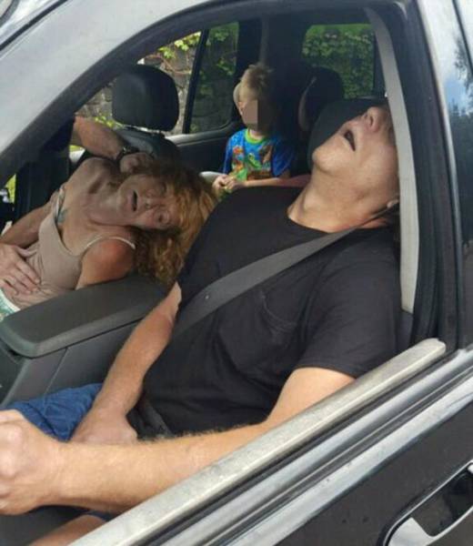 The policeman posted these photos on social media to shame the parents. The father, who was behind the wheel, was arrested and sentenced to one year in prison.