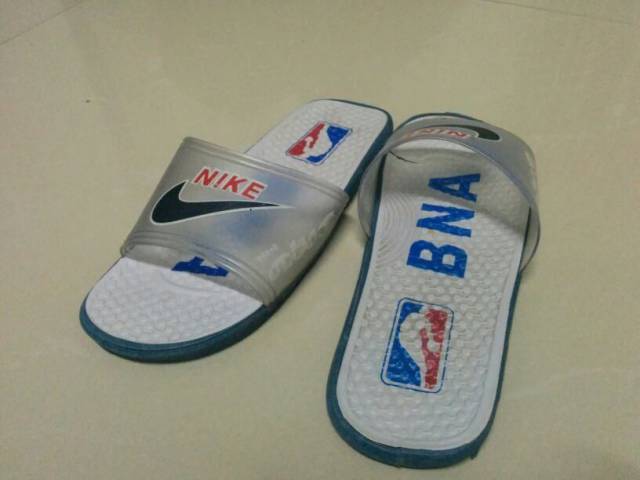 totally legit slipper - Nike Bna