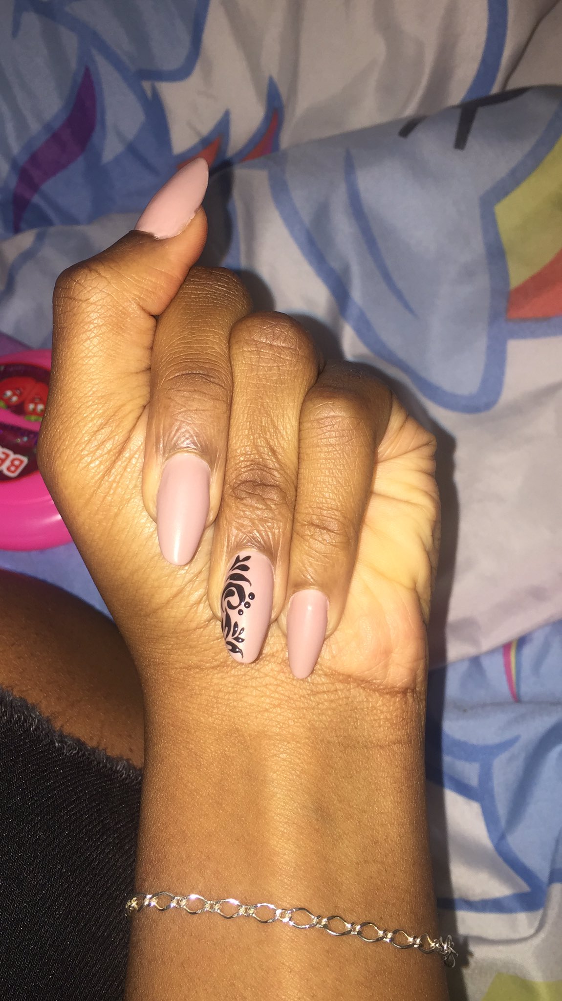 Lady Shows Off Manicure And Internet Goes Crazy!