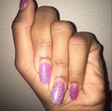 Lady Shows Off Manicure And Internet Goes Crazy!