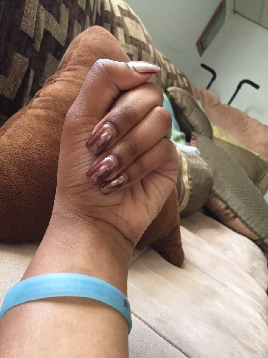 Lady Shows Off Manicure And Internet Goes Crazy!