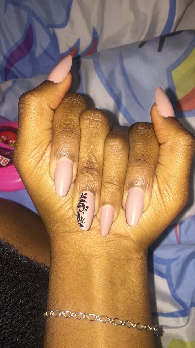 Lady Shows Off Manicure And Internet Goes Crazy!