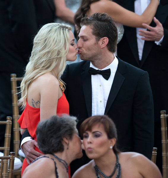 23 REALLY Awkward Kisses!