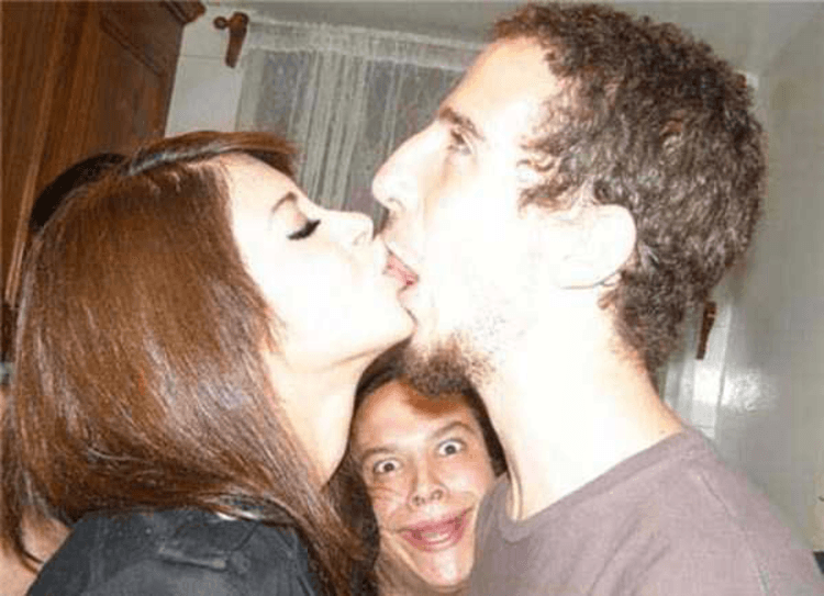 23 REALLY Awkward Kisses!