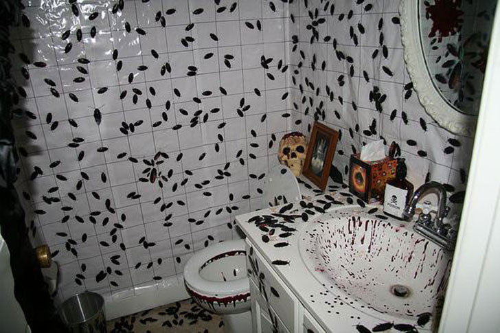 Great example of how to decorate your bathroom for Holloween