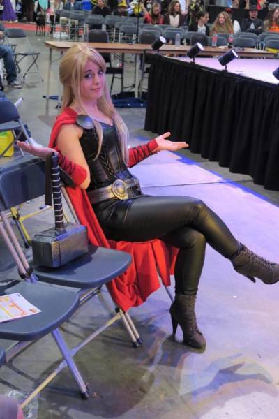 Thor lady cosplay sitting down.