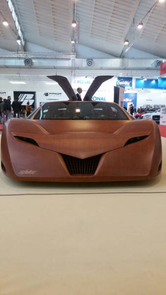 Funny picture of a sports car that looks like a smiling Japanese person.