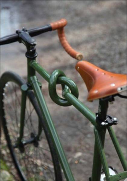 Green bicycle with a stylish knot in the frame