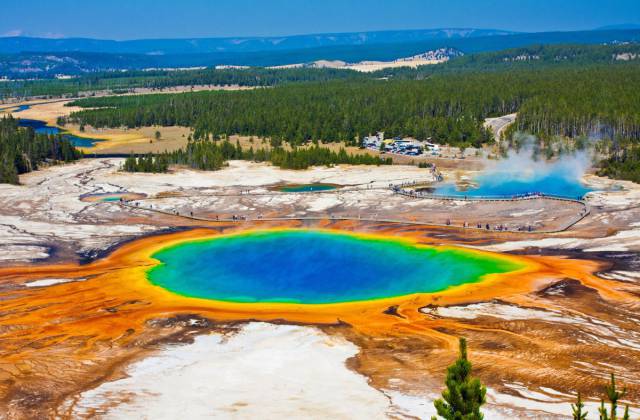 Yellowstone National Park, Wyoming, USA

From mud pots to hot springs to the famous Old Faithful geyser, Yellowstone National Park is full of natural wonder. Visitors have been enjoying all Yellowstone has to offer since it was established as the world's first national park in 1872.
