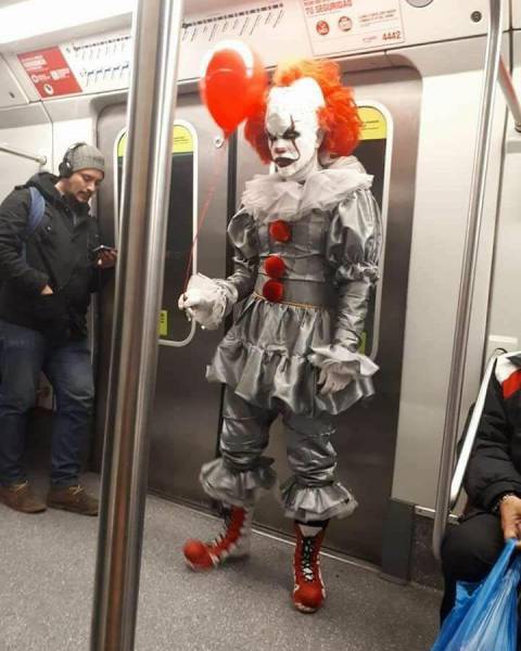 funny pic clown subway