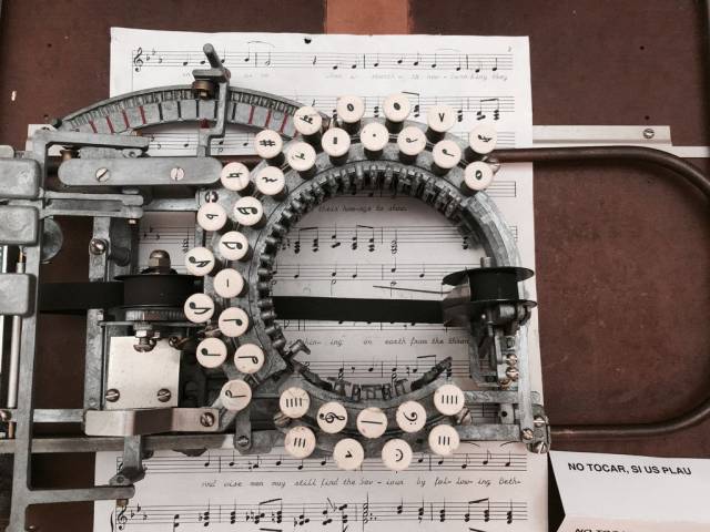 musical typewriter - . Bit Tha Ht No Tocar, Si Us Plau wewny Allard the S by ing the