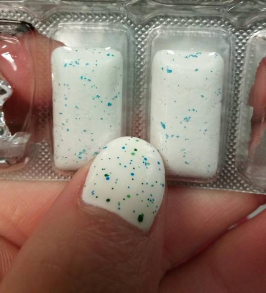 nails matching gum