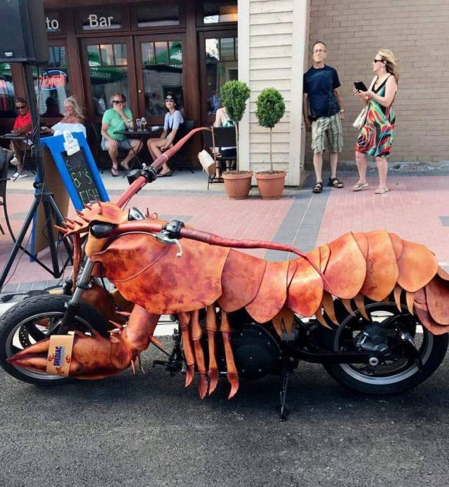 riding lobster on a motorcycle - Bar In Srediac