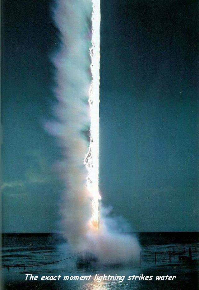 lightning strikes water - The exact moment lightning strikes water