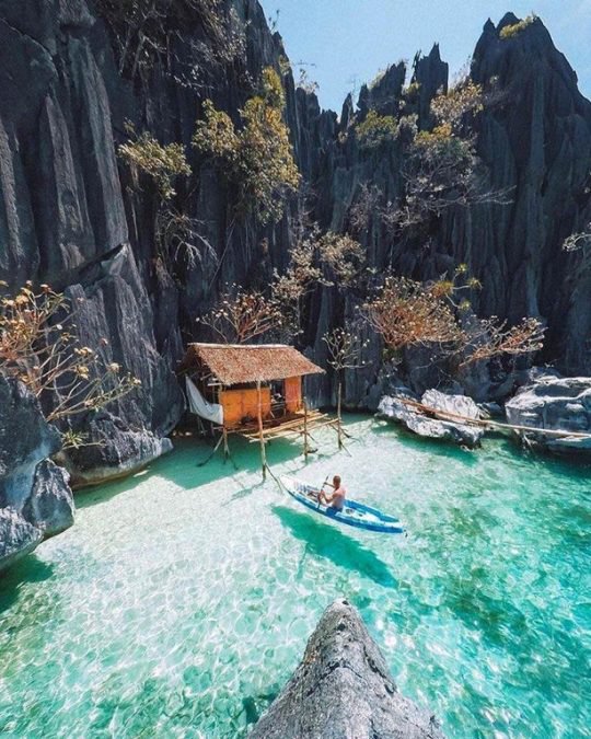 This hidden cove in the Philippines looks too perfect to exist.
