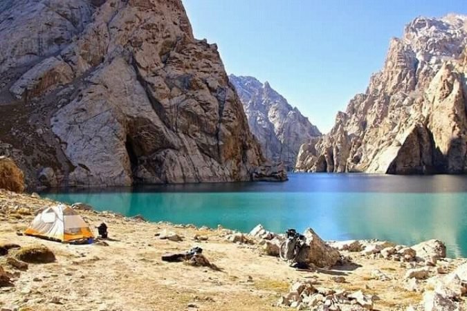 Camping by Kol Suu Lake in Kyrgyzstan is a absolutely magical experience.