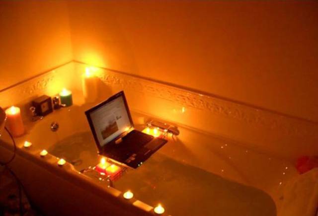 laptop bathtub
