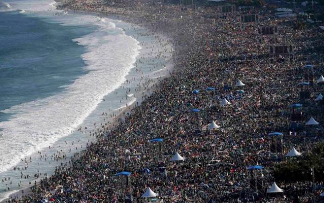 An overcrowded beach in Rio de Janeiro-According to scientists’ forecasts, the Earth’s population will reach 9 billion people by 2030. Just think about it: 101 years ago in 1927, the population of the planet was only 2 billion.