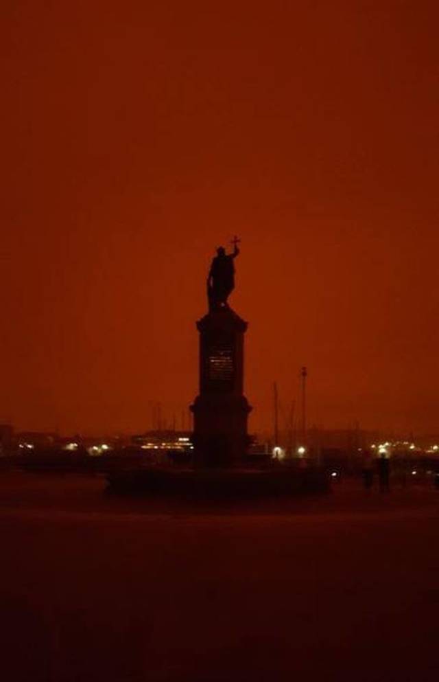 Gijón, a city in Spain, is located 100 km from a forest fire. This photo was taken at 10 a.m.In 2017, 66,131 fires had been recorded in the USA. These uncontrollable fires have destroyed 9.8 million acres of land in total. It’s worth noting that 90% of forest fires start because of humans’ careless attitudes toward fire