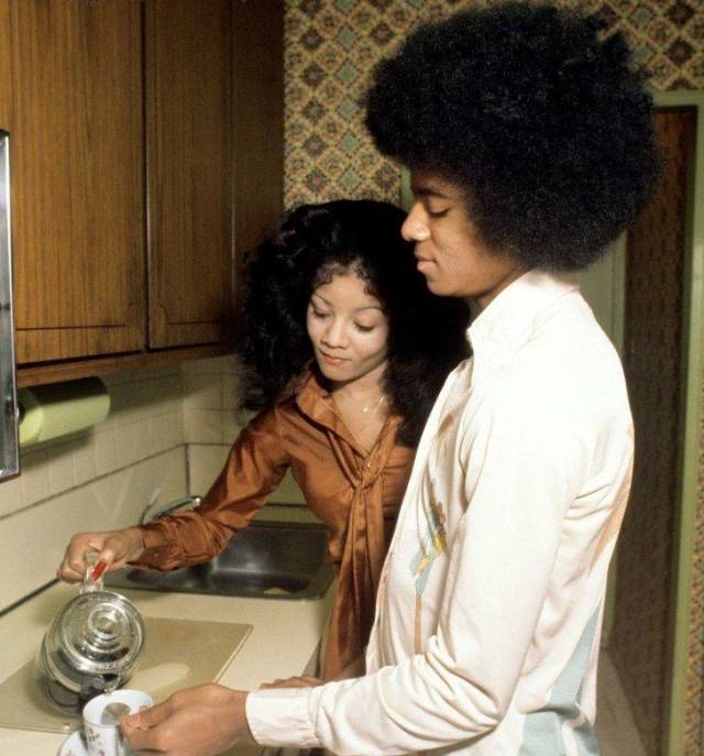 Michael Jackson and his sister La Toya are making tea.