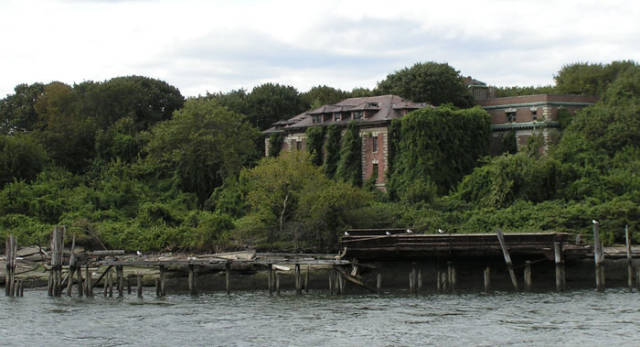 North Brother Island, Usa-North Brother Island is a 13-acre piece of land located in the East River, a couple of miles away from Manhattan, New York. It is a place where over 1.000 people died after a passenger ship sank in the island’s waters. Later it was a Riverside Hostipal where they treated contagious diseases. The most notorious resident was Mary Mallon, better known as Typhoid Mary. Mary was the first documented person in the USA to be identified as an asymptomatic carrier of the bacteria that causes typhoid fever. It is believed that she infected more than 50 people with, 3 of whom died, and always denied being a carrier. The reason? She rarely washed her hands while making deserts and spread the bacteria to anyone who ate them. The island was later abandoned until the 1950’s when a center opened to treat drug addicts. Now it is a bird sanctuary for herons and other wading shorebirds. The island is currently abandoned and off-limits to the public